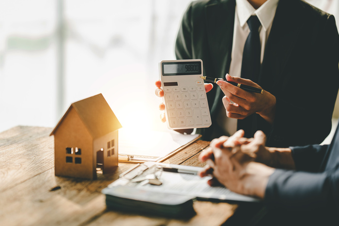home mortgage lender calculating home mortgage for client