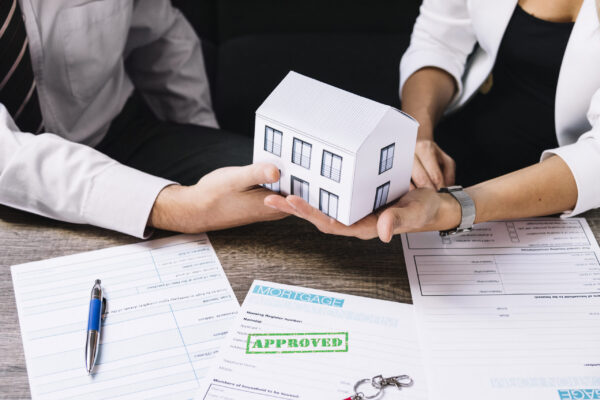 realtor-making-deal
