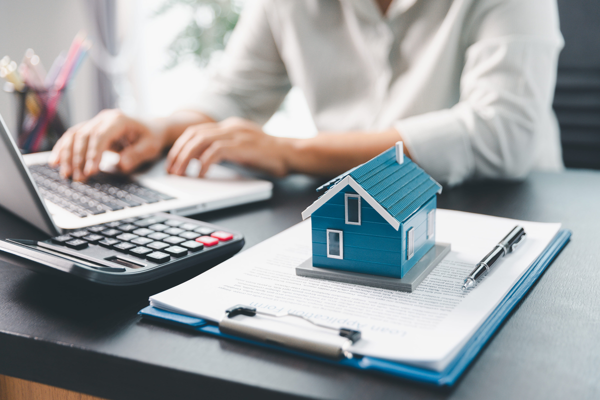 Real estate agent agree to buy home to clients agency